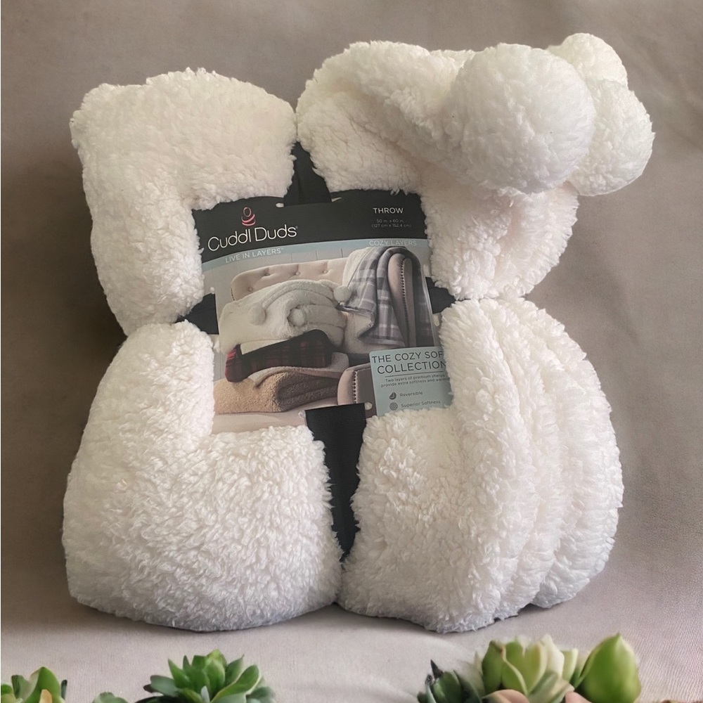 Brand New Cuddle Duds White Sherpa Throw 50x60in.